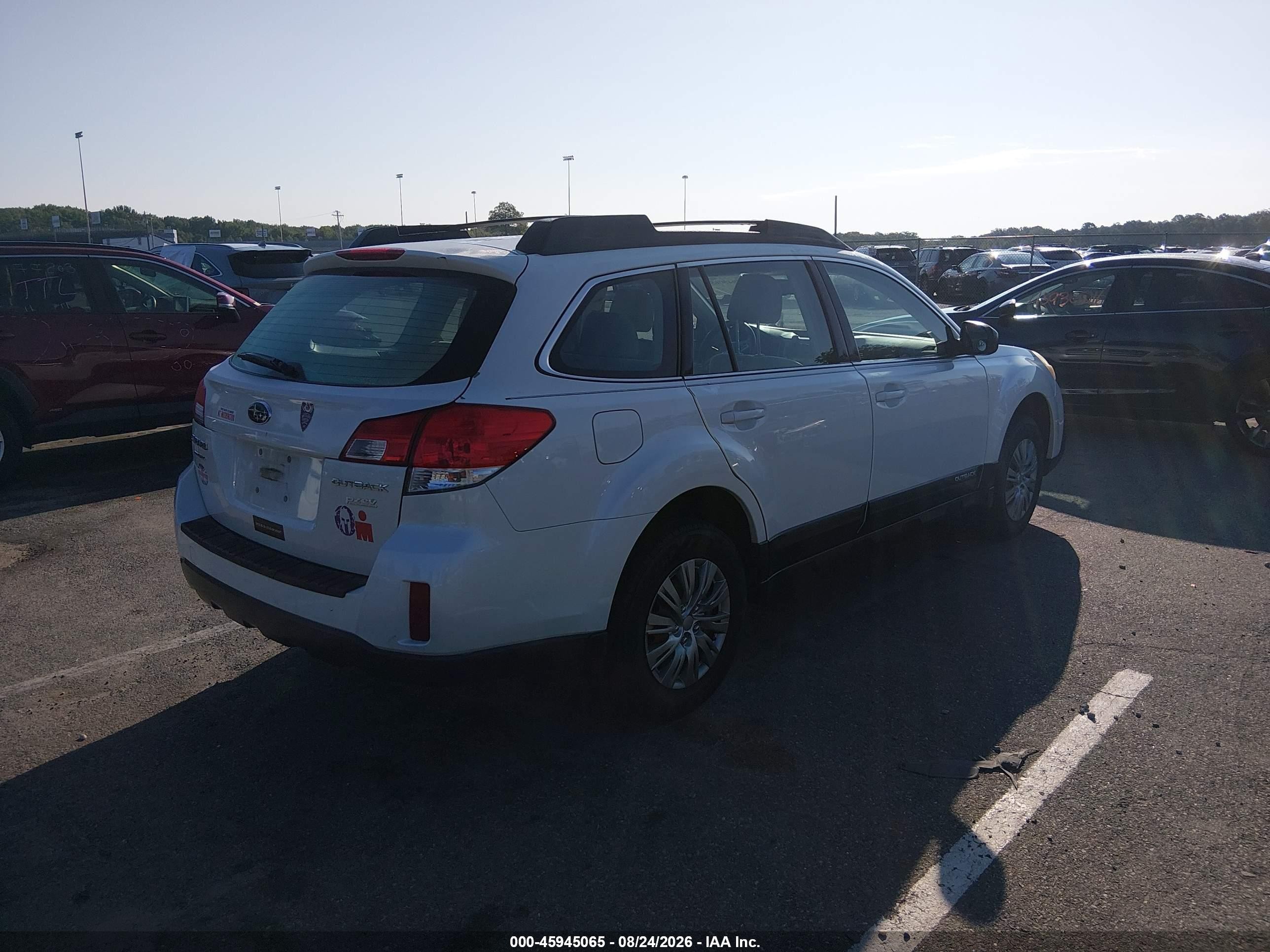 2013 Subaru Outback 2.5i White vin: 4S4BRBAC7D3296802