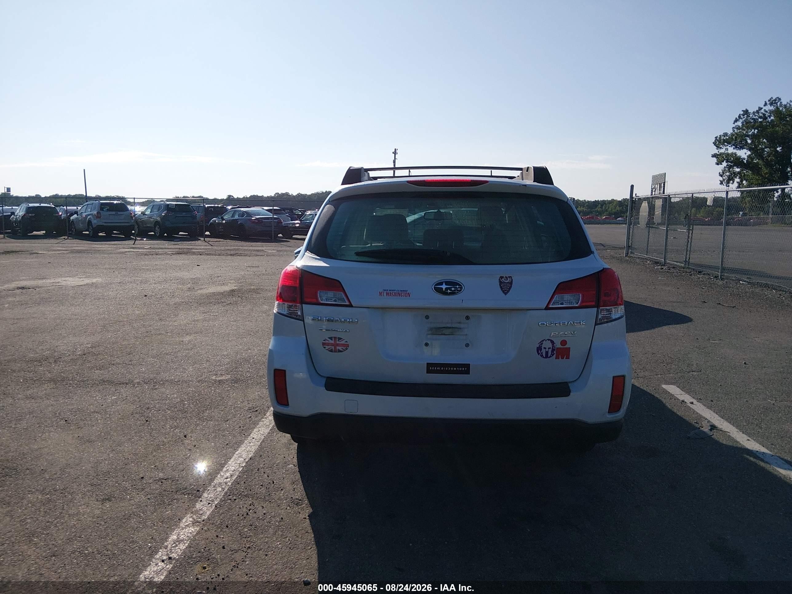 2013 Subaru Outback 2.5i White vin: 4S4BRBAC7D3296802