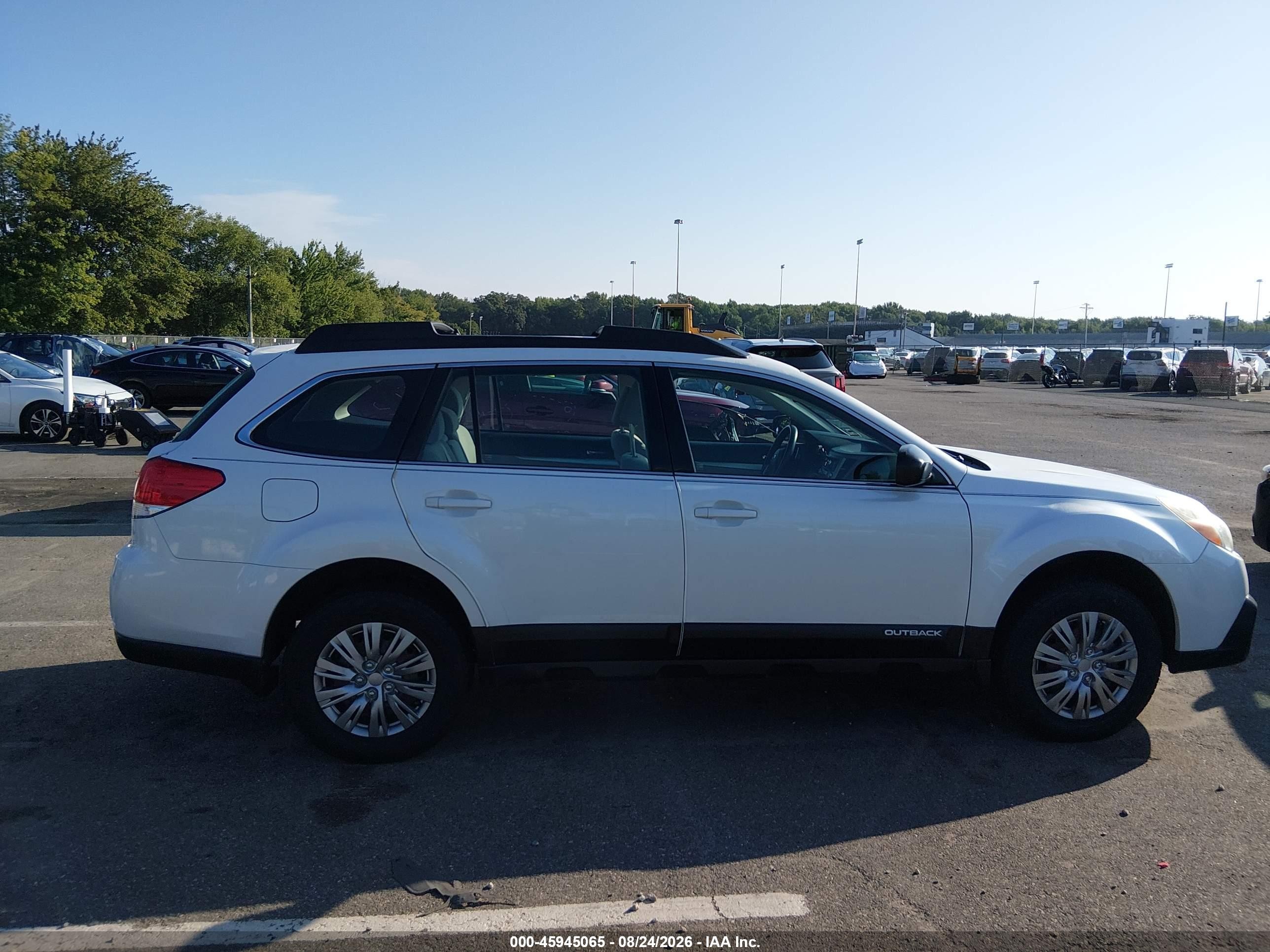 2013 Subaru Outback 2.5i White vin: 4S4BRBAC7D3296802