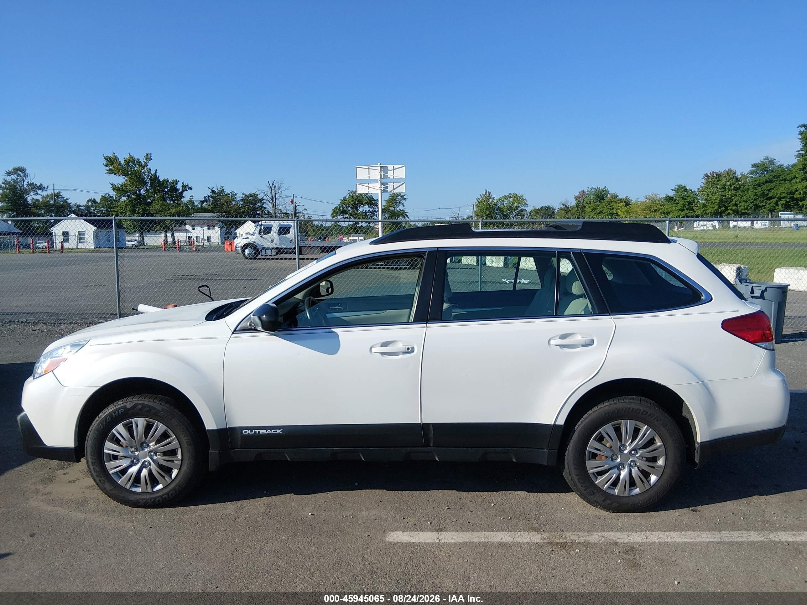 2013 Subaru Outback 2.5i White vin: 4S4BRBAC7D3296802