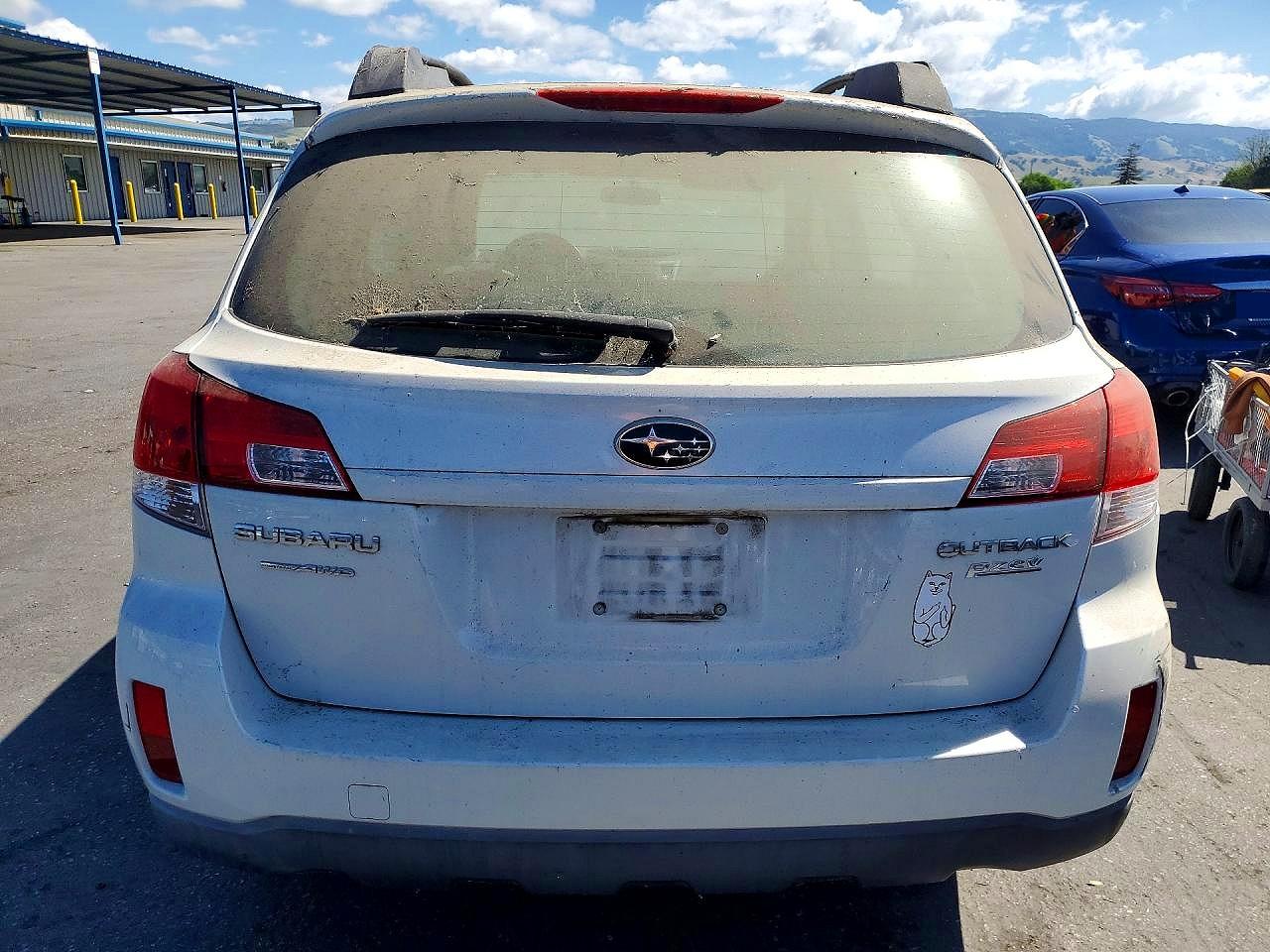 2010 Subaru Outback 2.5i White vin: 4S4BRBAC8A3369381