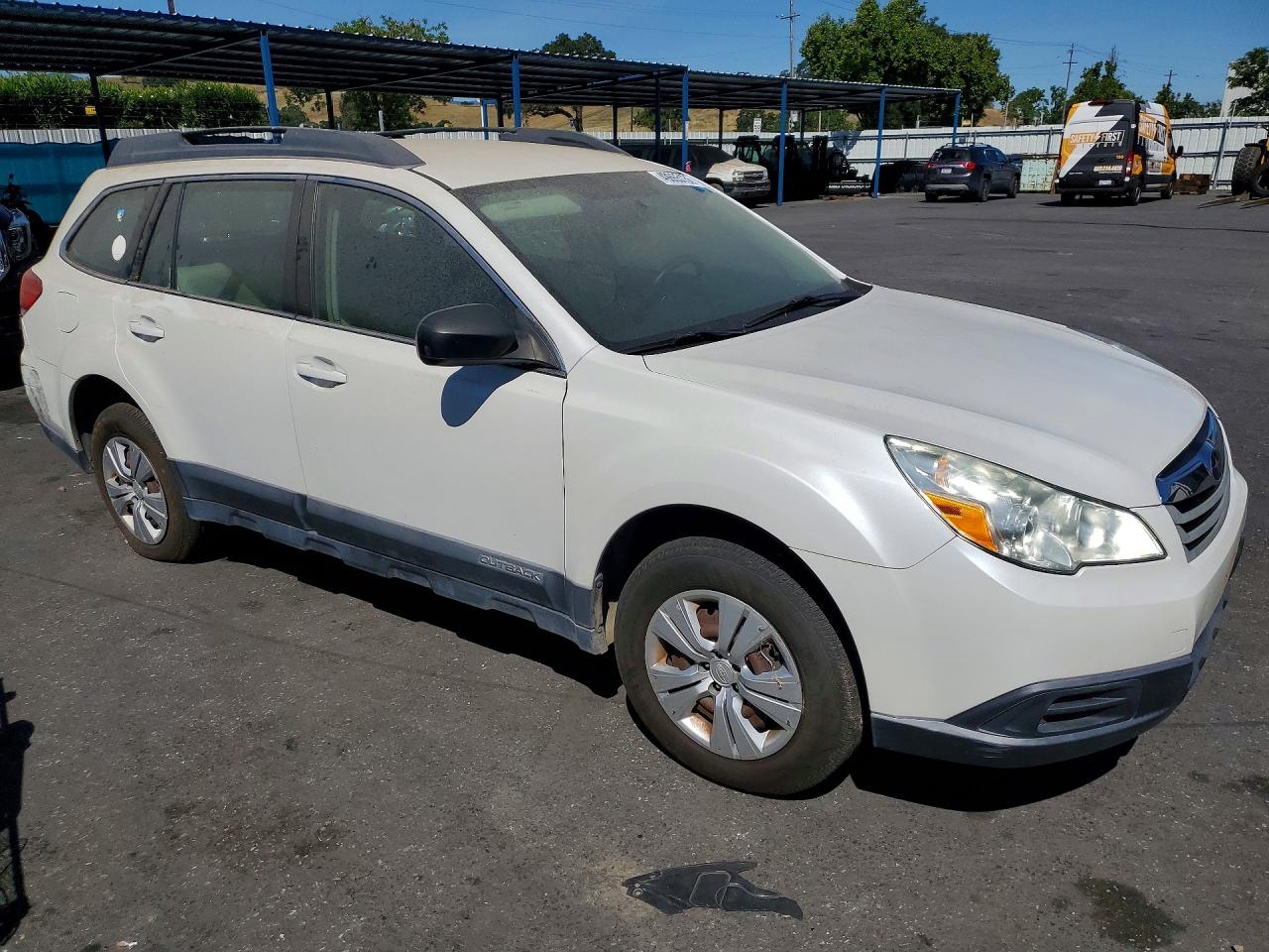 2010 Subaru Outback 2.5i White vin: 4S4BRBAC8A3369381
