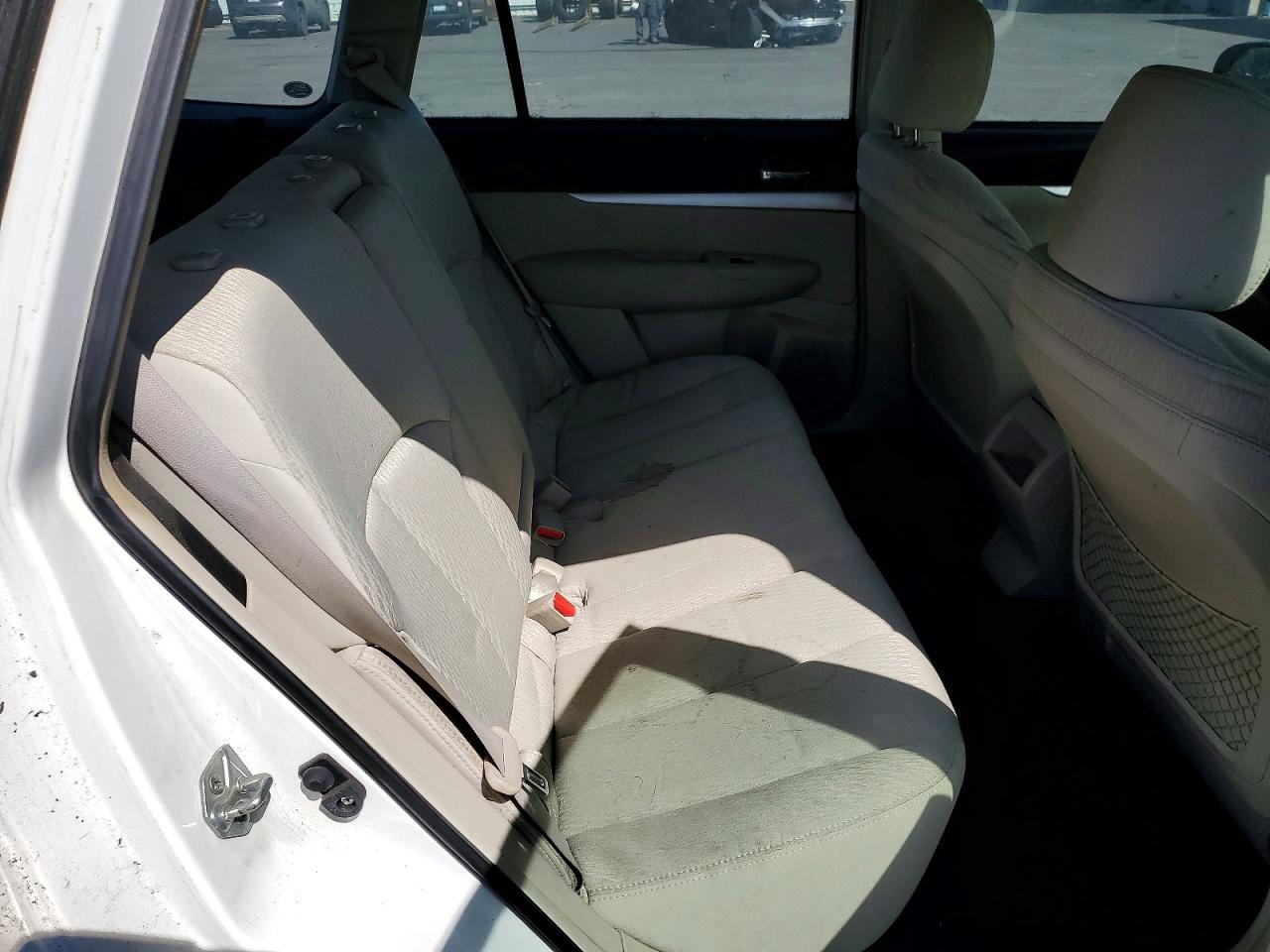2010 Subaru Outback 2.5i White vin: 4S4BRBAC8A3369381
