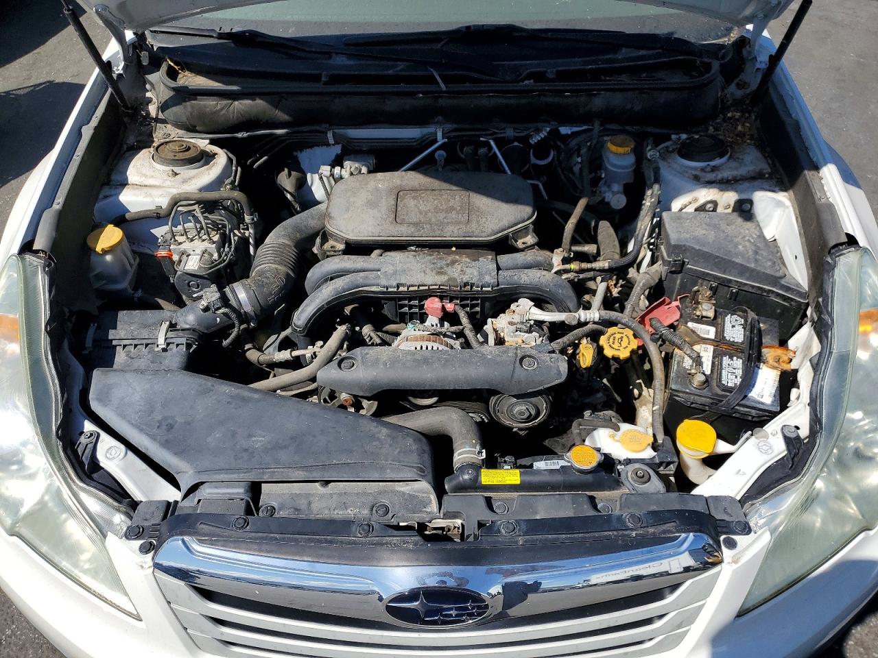 2010 Subaru Outback 2.5i White vin: 4S4BRBAC8A3369381
