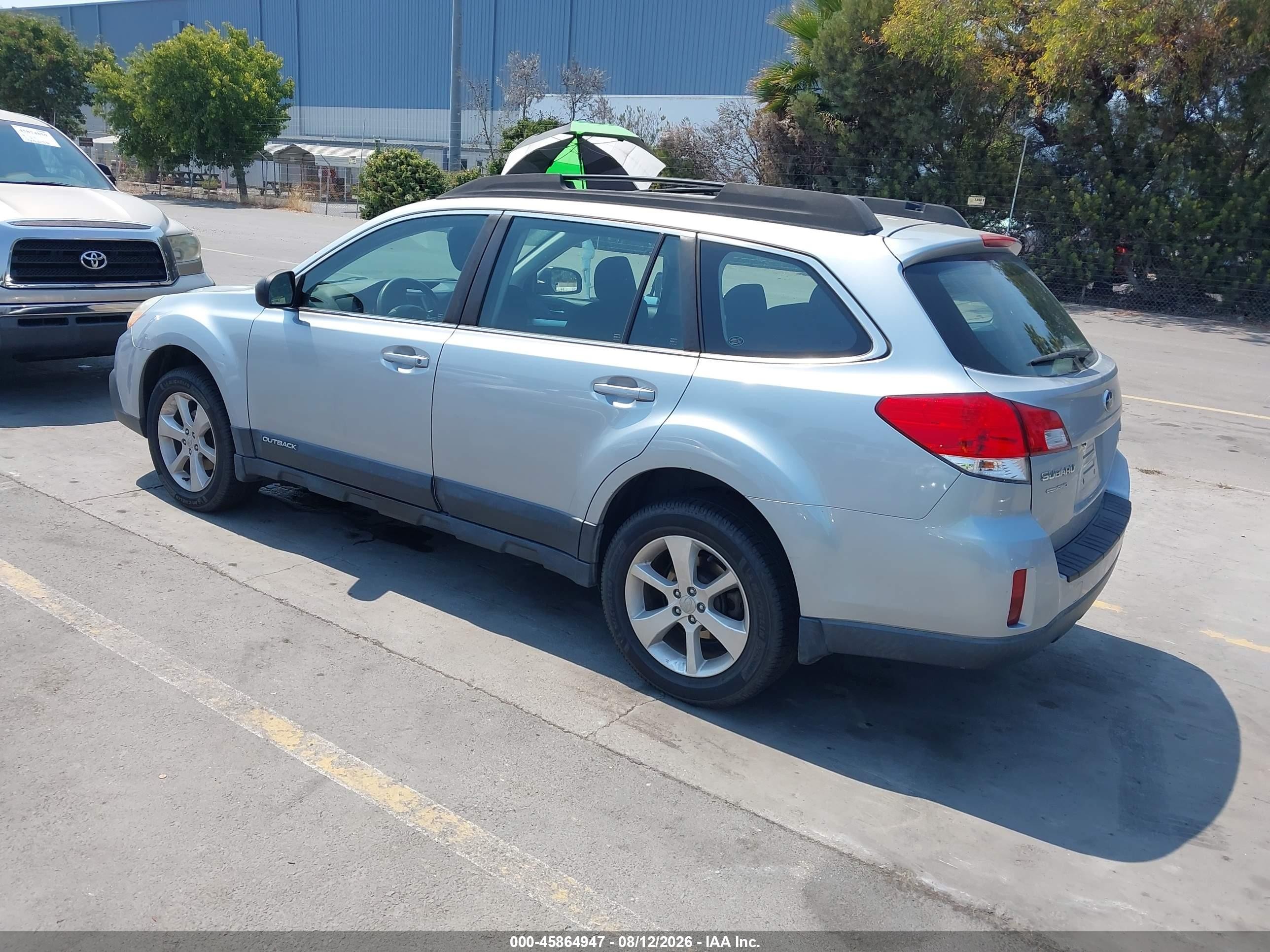 2014 Subaru Outback 2.5i Silver vin: 4S4BRBAC8E3258187