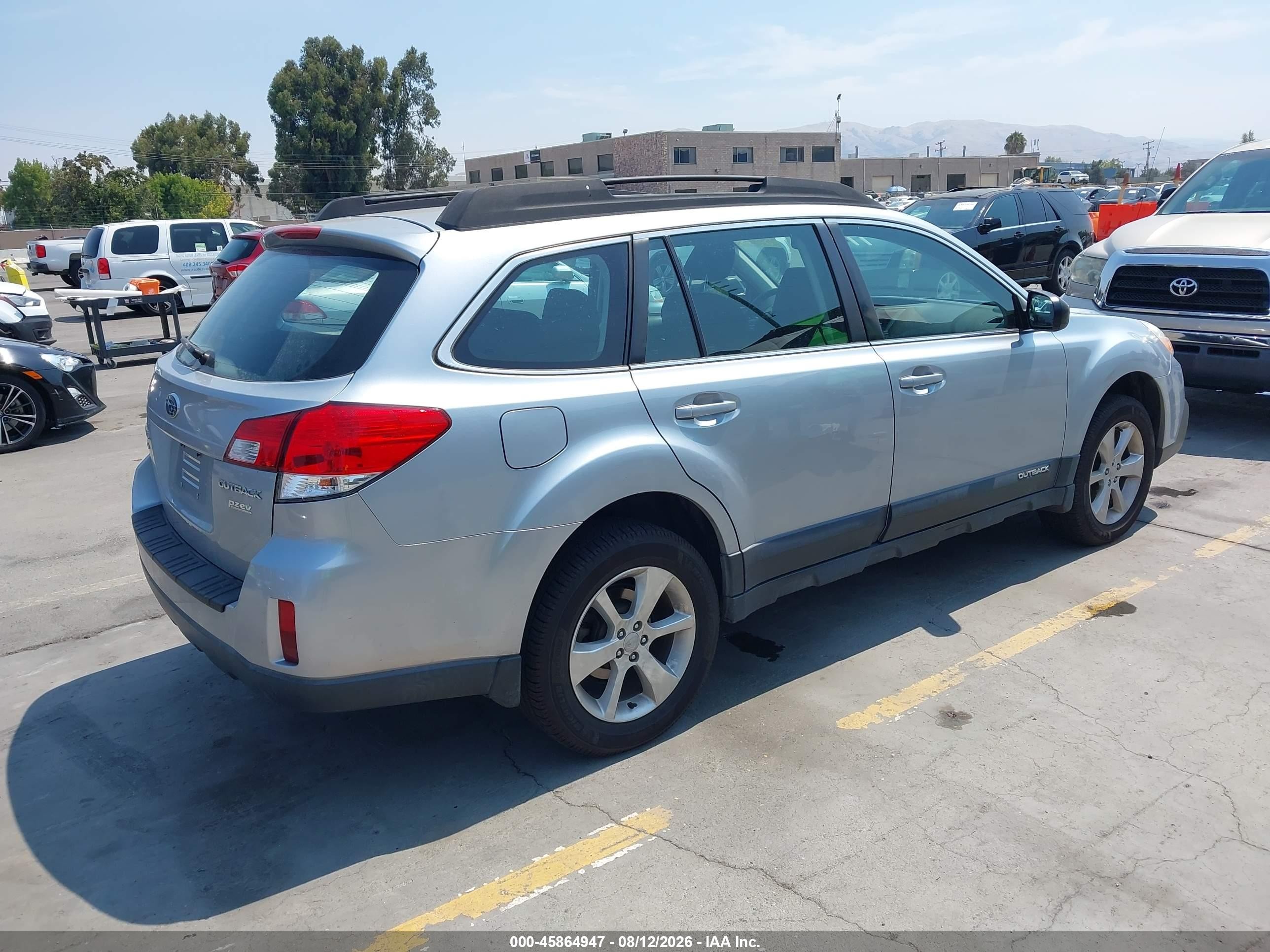 2014 Subaru Outback 2.5i Silver vin: 4S4BRBAC8E3258187