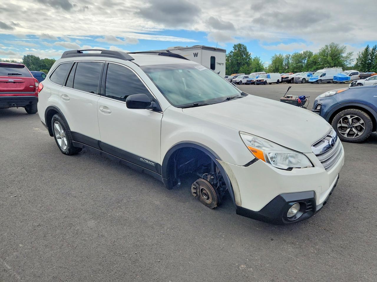 2014 Subaru Outback 2.5i White vin: 4S4BRBAC8E3262370