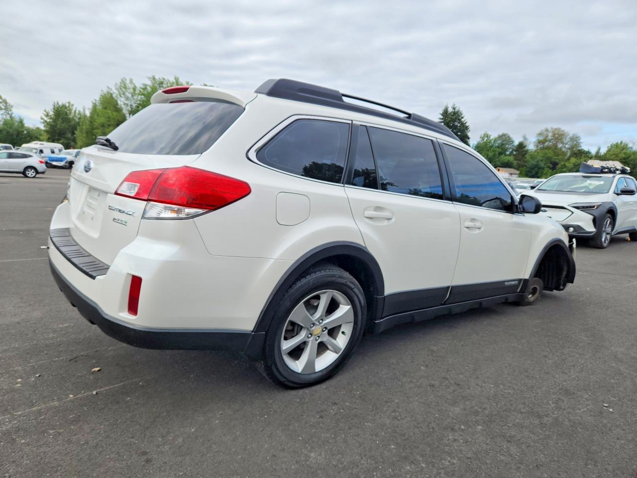 2014 Subaru Outback 2.5i White vin: 4S4BRBAC8E3262370