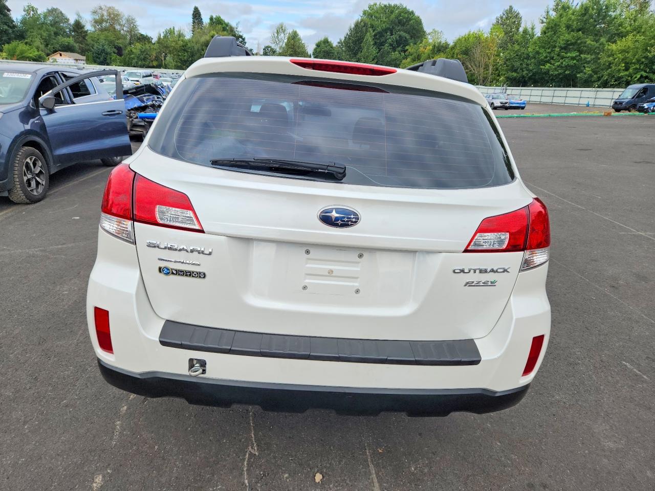 2014 Subaru Outback 2.5i White vin: 4S4BRBAC8E3262370