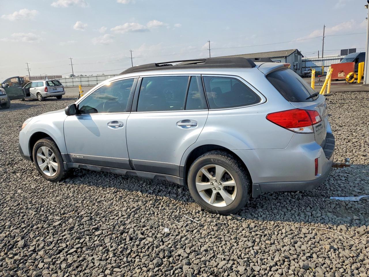 2014 Subaru Outback 2.5i Silver vin: 4S4BRBACXE3262046