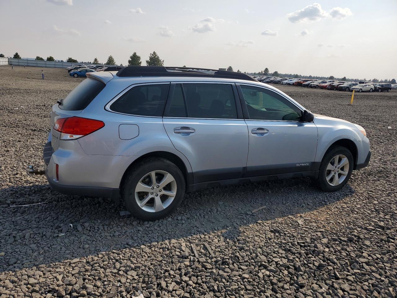 2014 Subaru Outback 2.5i Silver vin: 4S4BRBACXE3262046