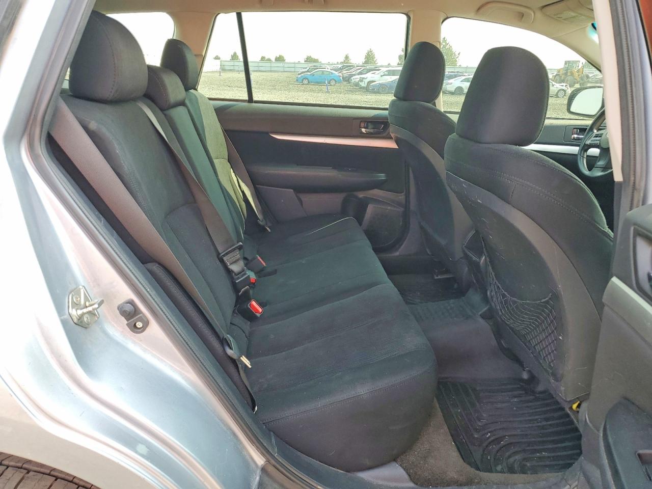 2014 Subaru Outback 2.5i Silver vin: 4S4BRBACXE3262046