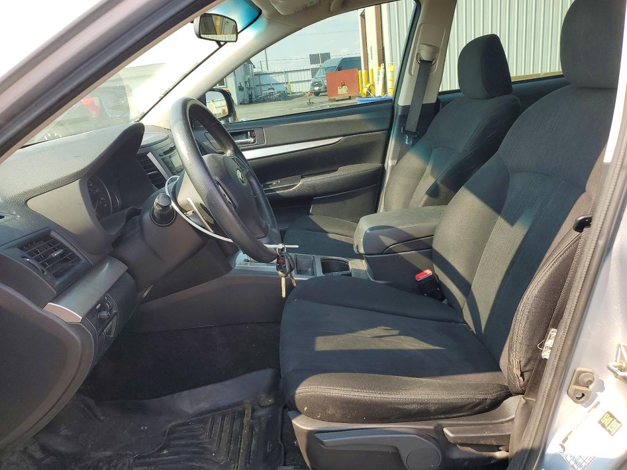 2014 Subaru Outback 2.5i Silver vin: 4S4BRBACXE3262046