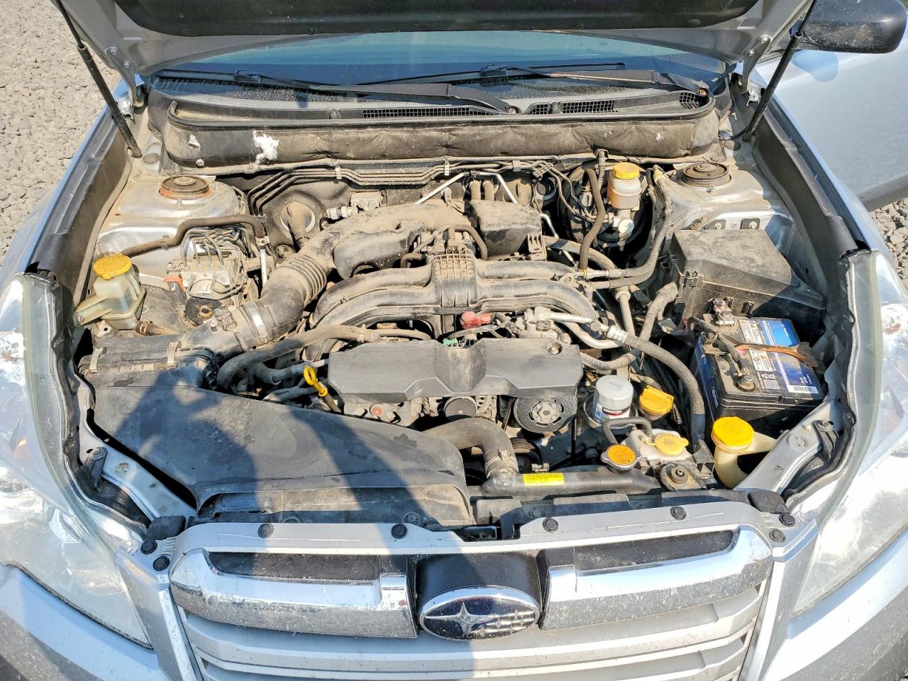 2014 Subaru Outback 2.5i Silver vin: 4S4BRBACXE3262046