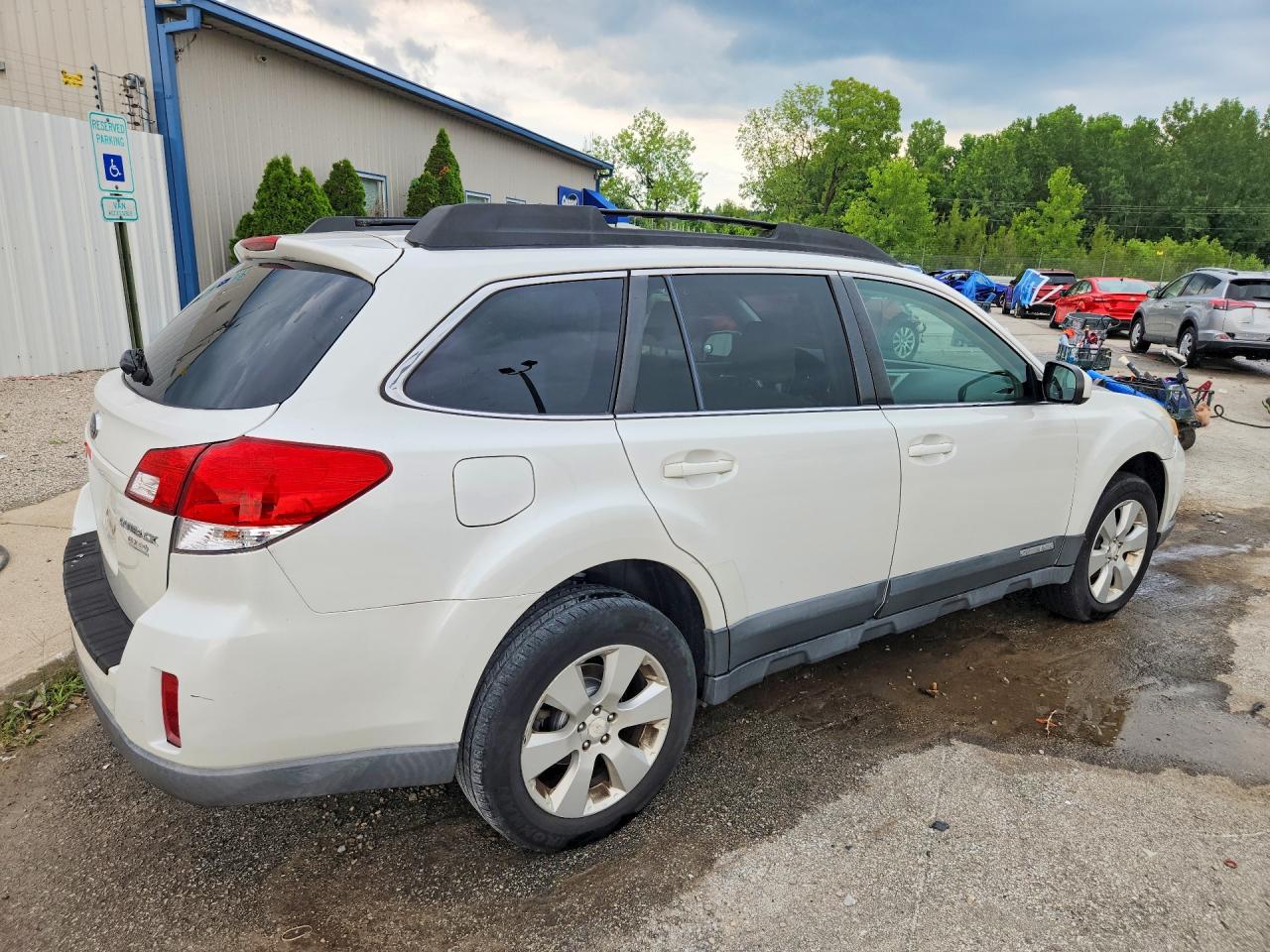 2010 Subaru Outback 2.5i Premium White vin: 4S4BRBBC4A3374818