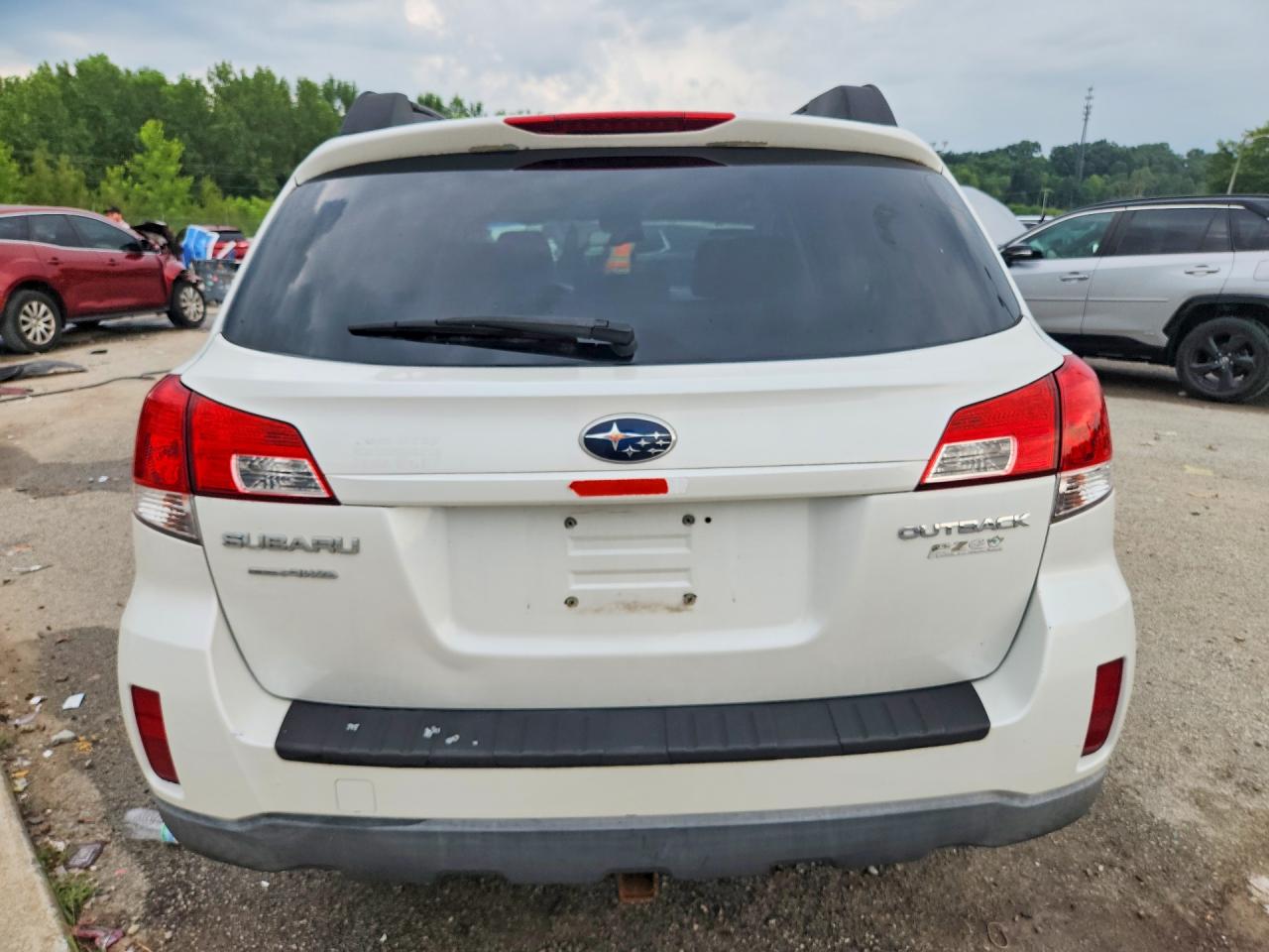 2010 Subaru Outback 2.5i Premium White vin: 4S4BRBBC4A3374818
