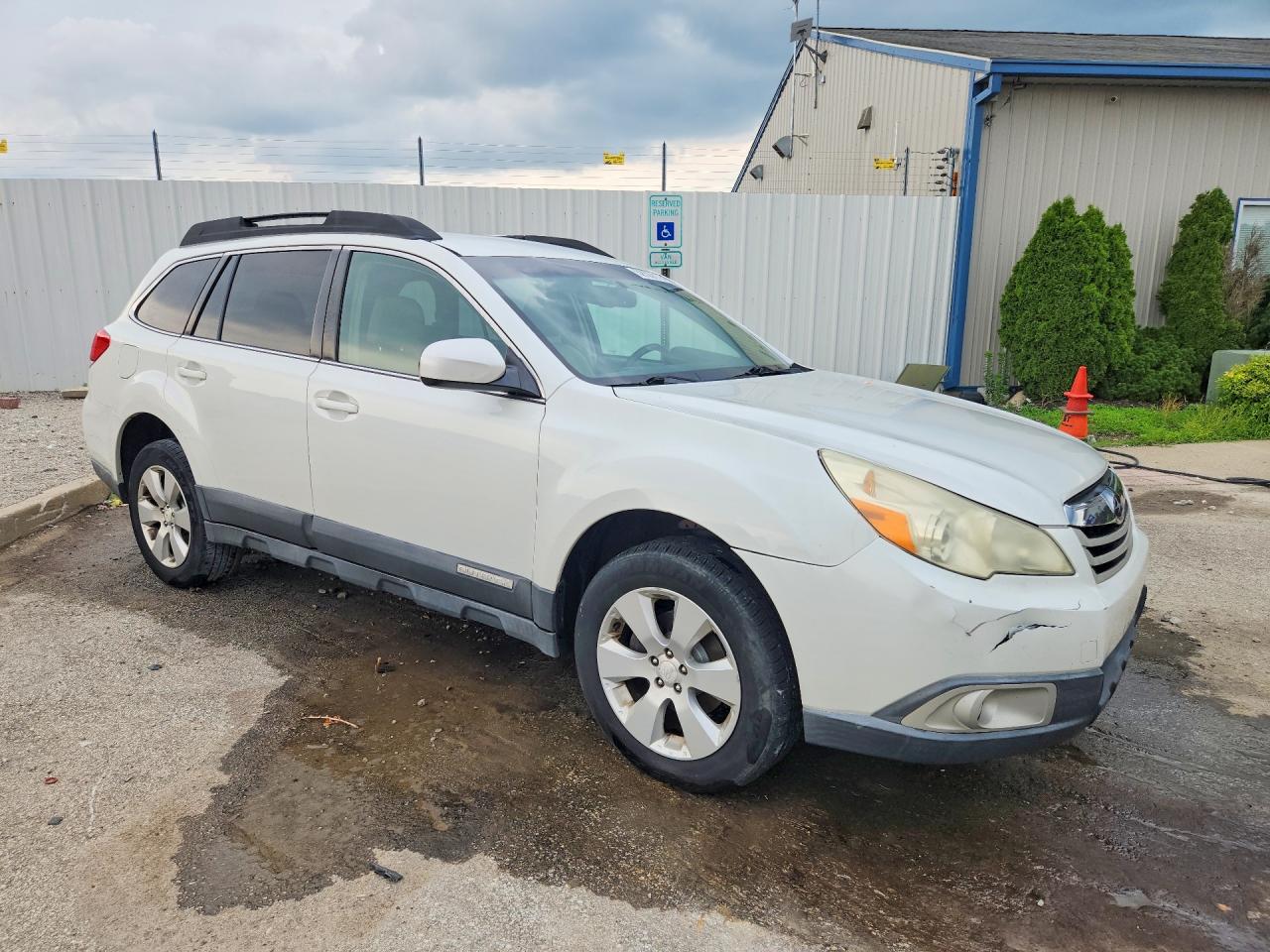 2010 Subaru Outback 2.5i Premium White vin: 4S4BRBBC4A3374818