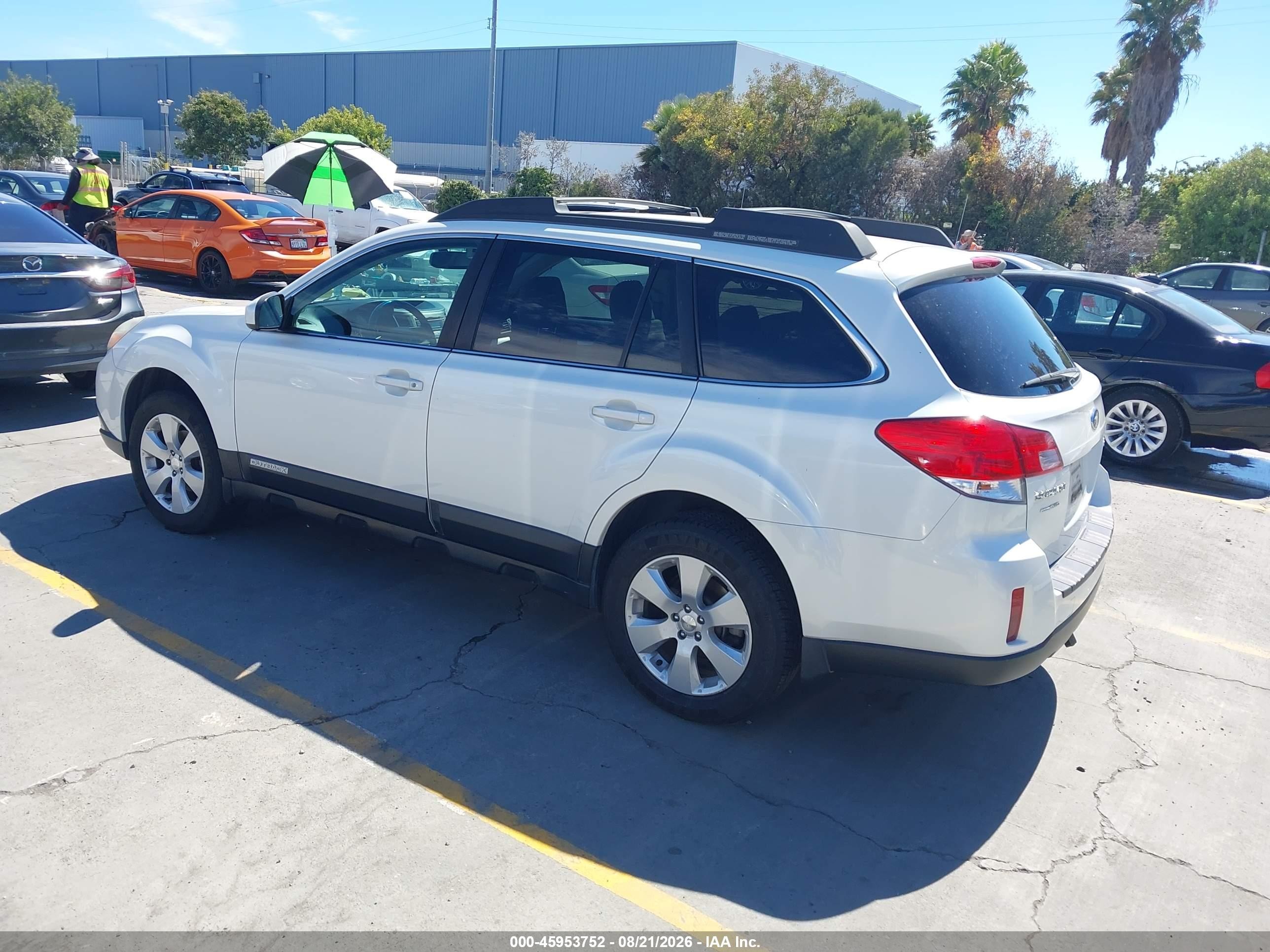 2012 Subaru Outback 2.5i Premium White vin: 4S4BRBBC7C3207159