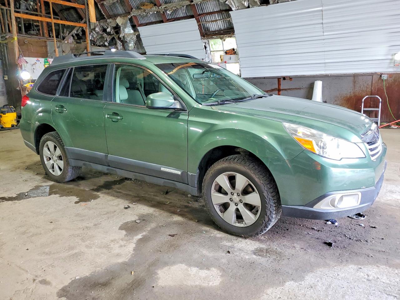 2010 Subaru Outback 2.5i Premium Green vin: 4S4BRBCC0A3324402