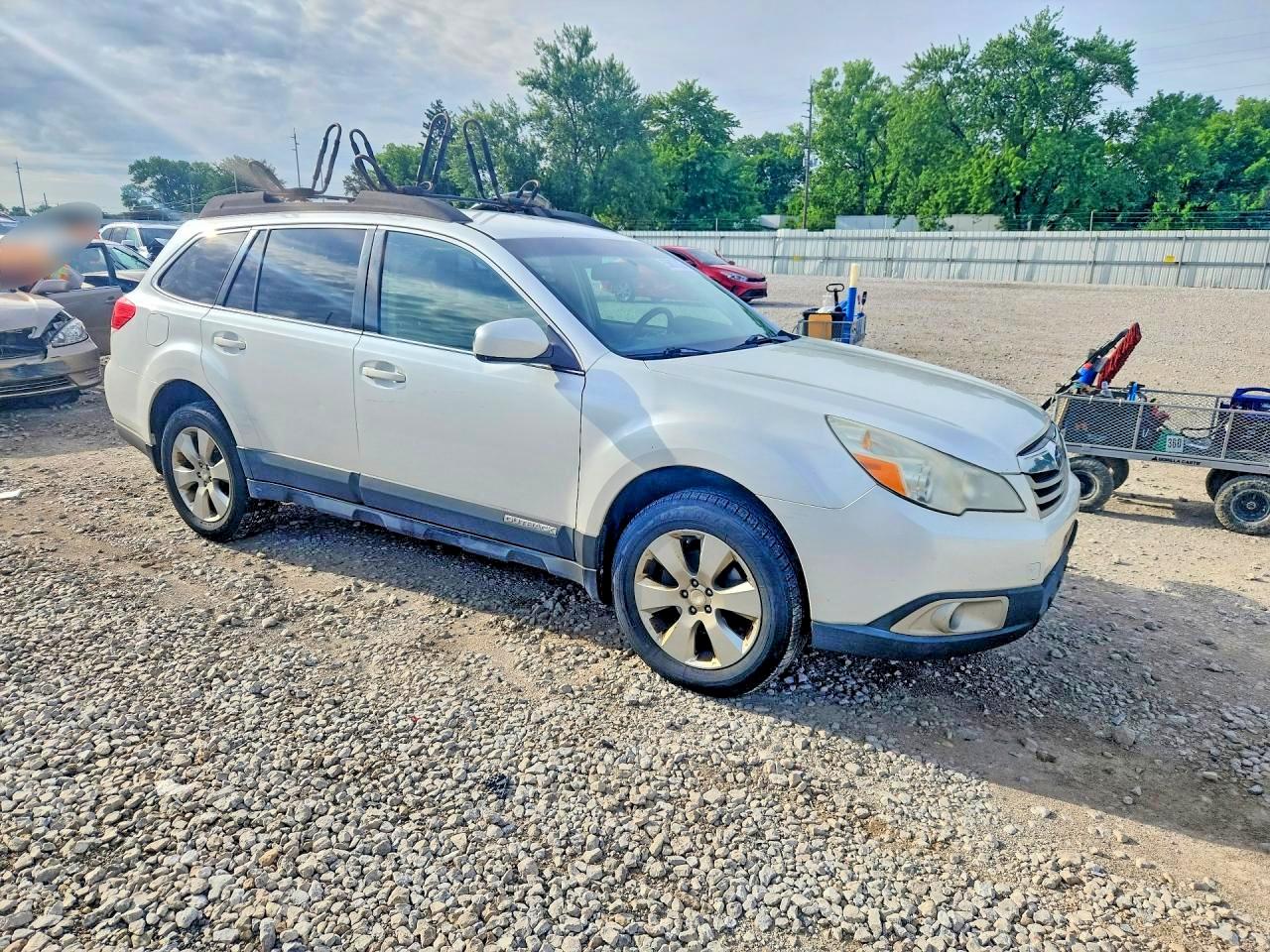 2011 Subaru Outback 2.5i Premium White vin: 4S4BRBCC0B3426669