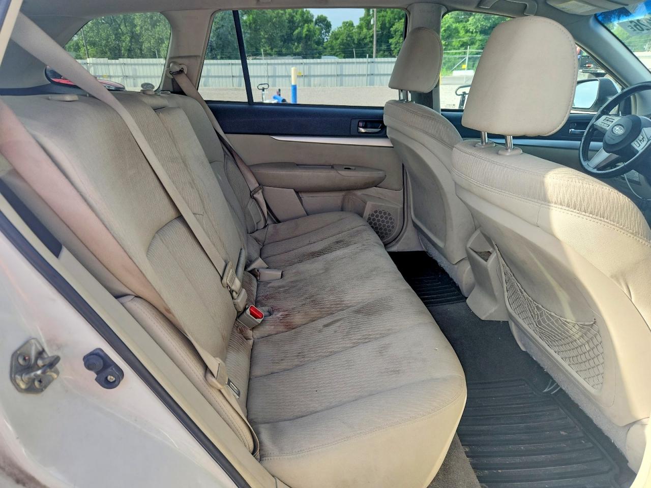 2011 Subaru Outback 2.5i Premium White vin: 4S4BRBCC0B3426669