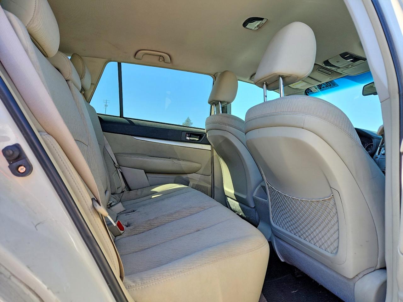 2012 Subaru Outback 2.5i Premium White vin: 4S4BRBCC0C3209513
