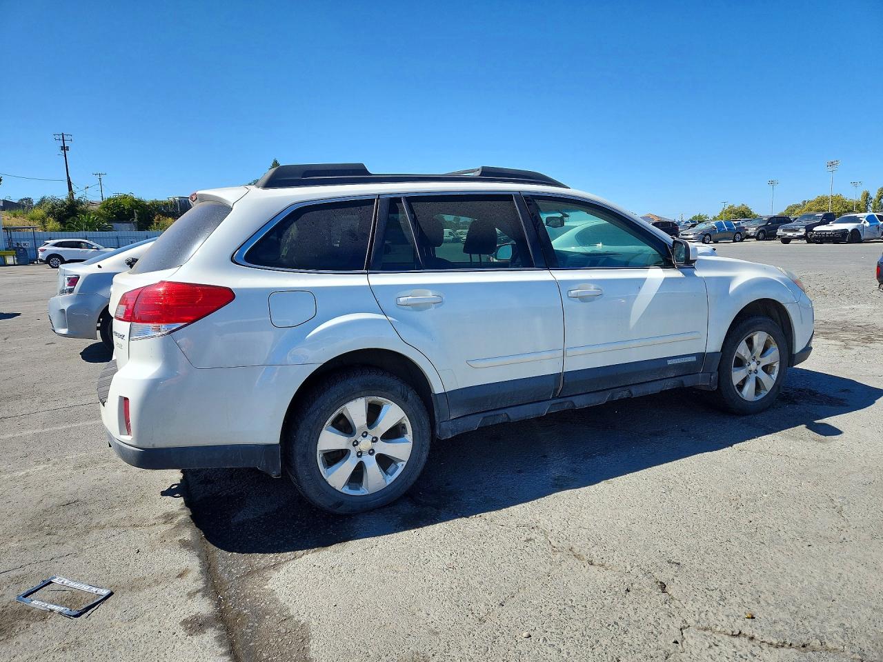 2012 Subaru Outback 2.5i Premium White vin: 4S4BRBCC0C3209513