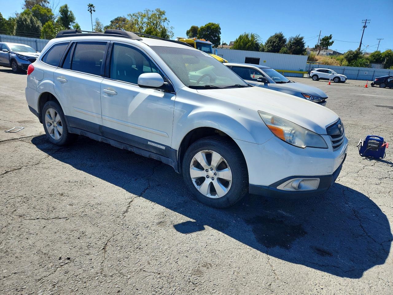 2012 Subaru Outback 2.5i Premium White vin: 4S4BRBCC0C3209513