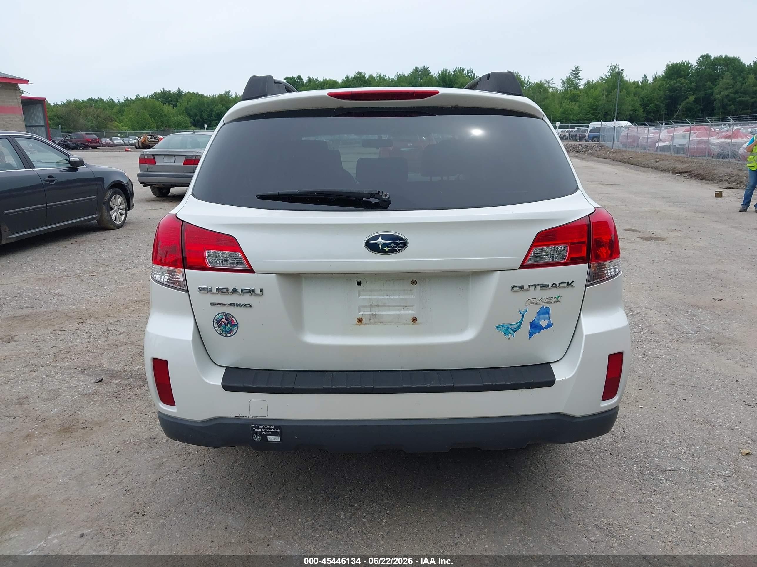 2013 Subaru Outback 2.5i Premium White vin: 4S4BRBCC0D3304347