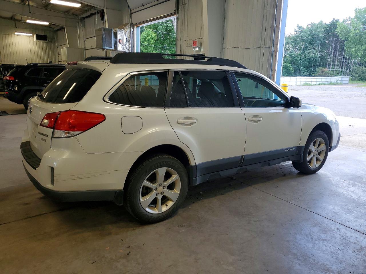 2013 Subaru Outback 2.5i Premium White vin: 4S4BRBCC0D3318054