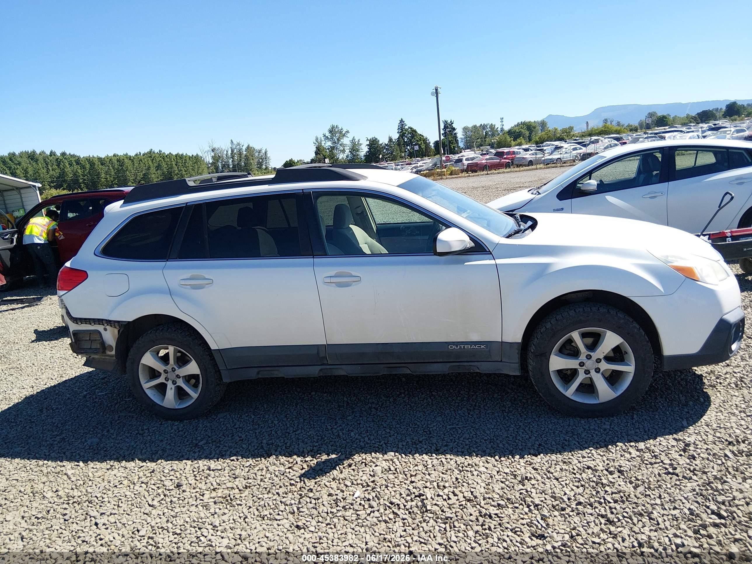 2014 Subaru Outback 2.5i Premium White vin: 4S4BRBCC0E3226525