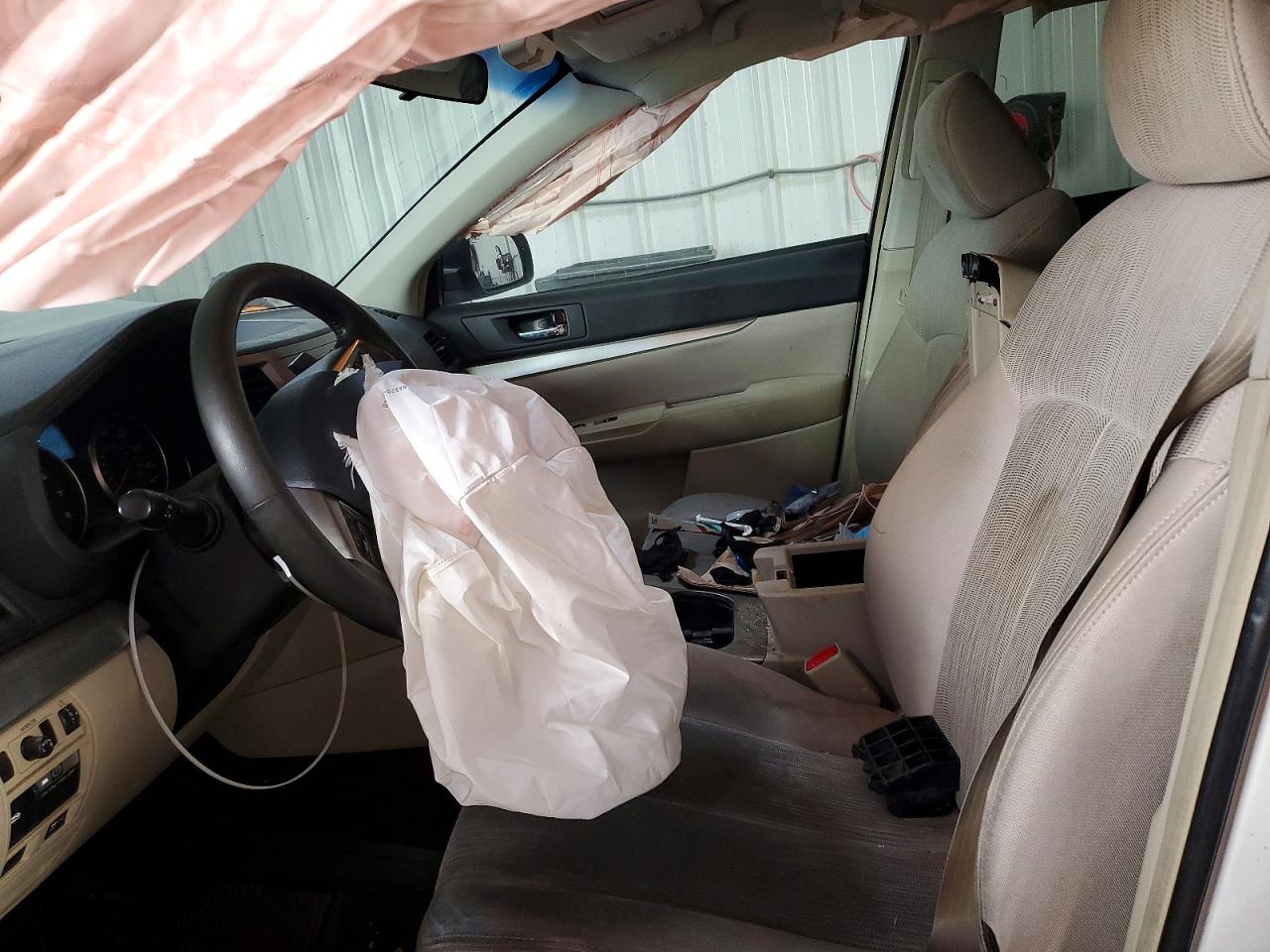 2014 Subaru Outback 2.5i Premium White vin: 4S4BRBCC0E3279855