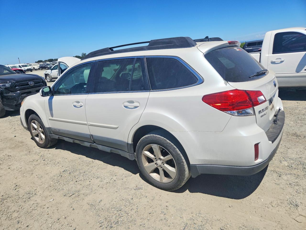 2014 Subaru Outback 2.5i Premium White vin: 4S4BRBCC0E3299832