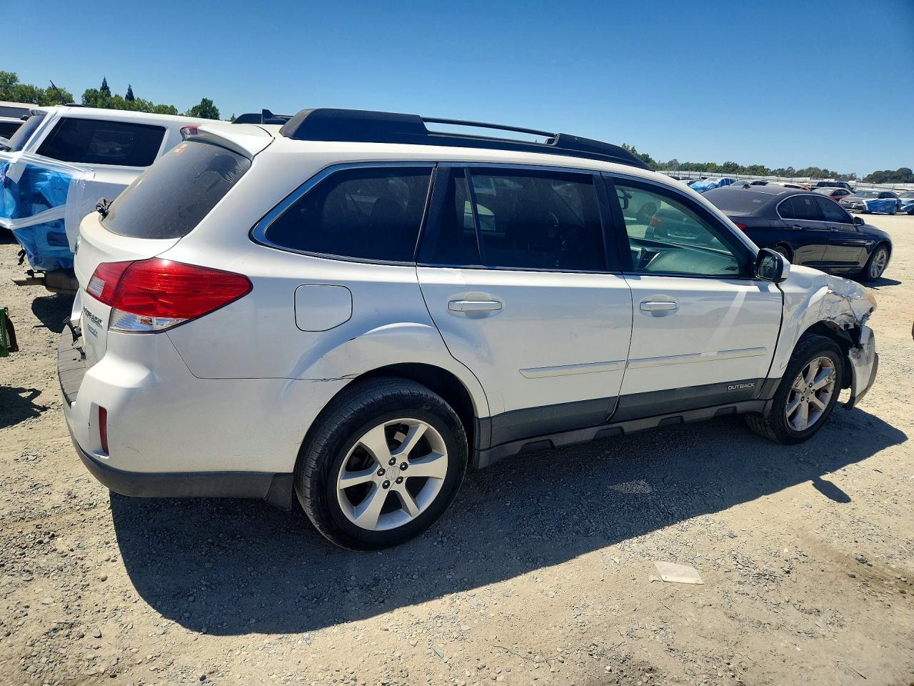 2014 Subaru Outback 2.5i Premium White vin: 4S4BRBCC0E3299832