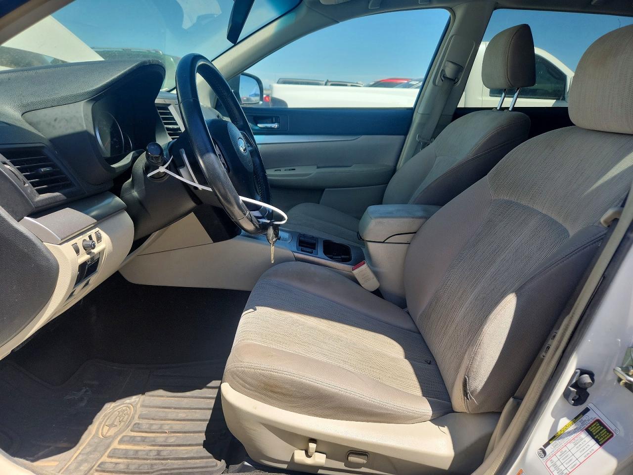 2014 Subaru Outback 2.5i Premium White vin: 4S4BRBCC0E3299832