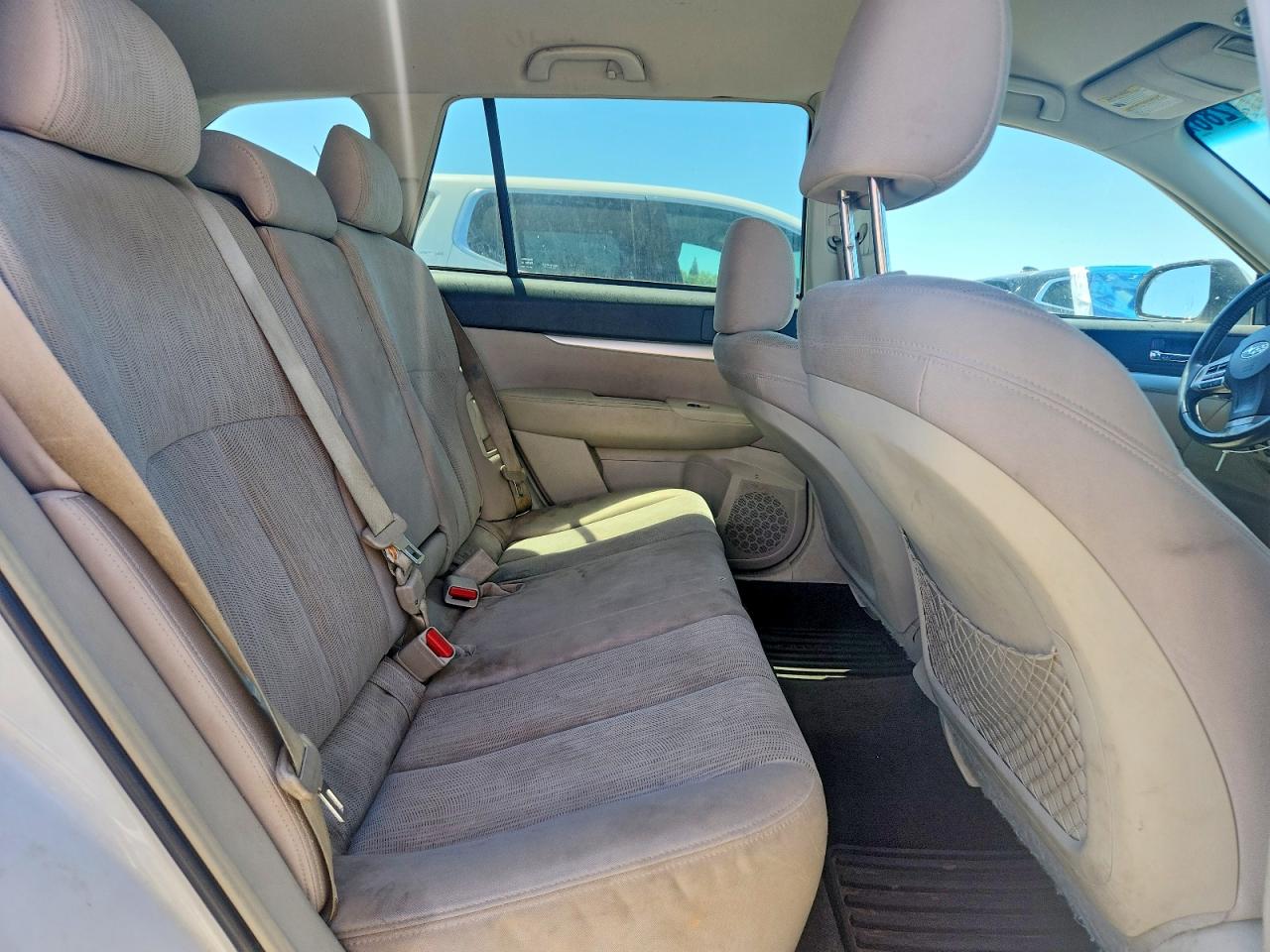 2014 Subaru Outback 2.5i Premium White vin: 4S4BRBCC0E3299832