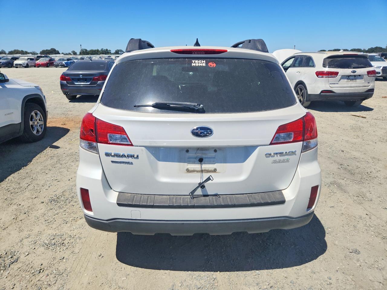 2014 Subaru Outback 2.5i Premium White vin: 4S4BRBCC0E3299832