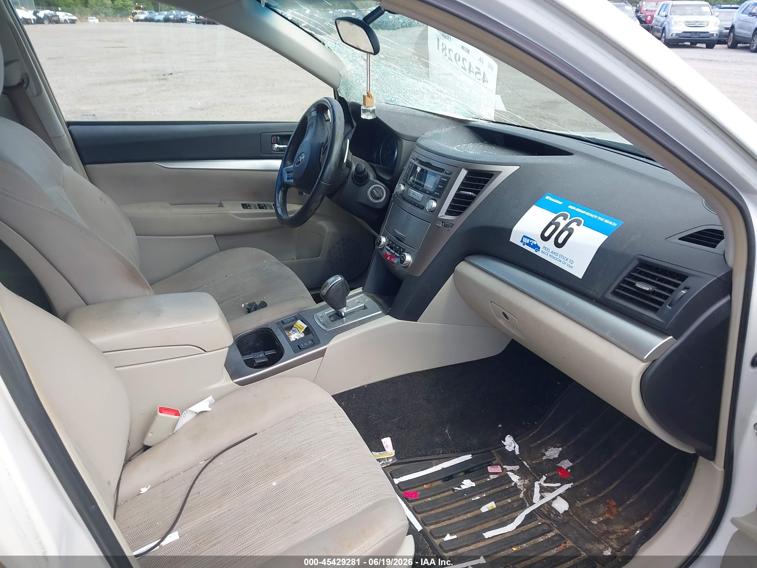 2013 Subaru Outback 2.5i Premium White vin: 4S4BRBCC1D3226581