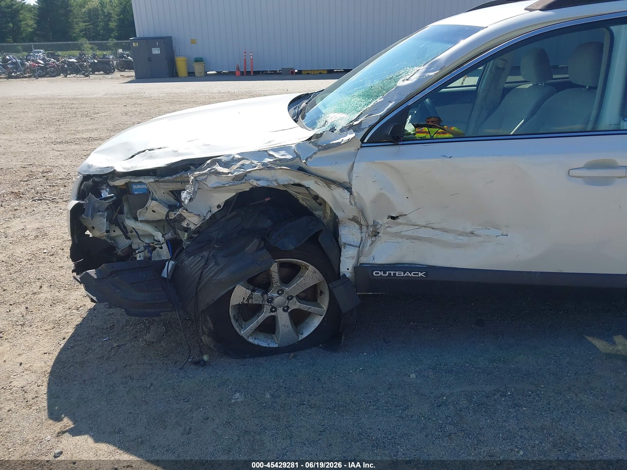 2013 Subaru Outback 2.5i Premium White vin: 4S4BRBCC1D3226581