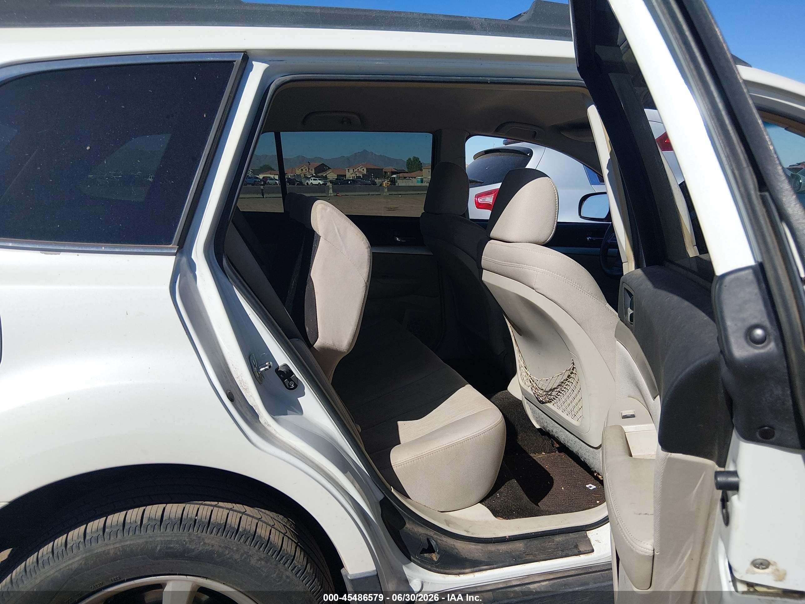 2013 Subaru Outback 2.5i Premium White vin: 4S4BRBCC1D3278552