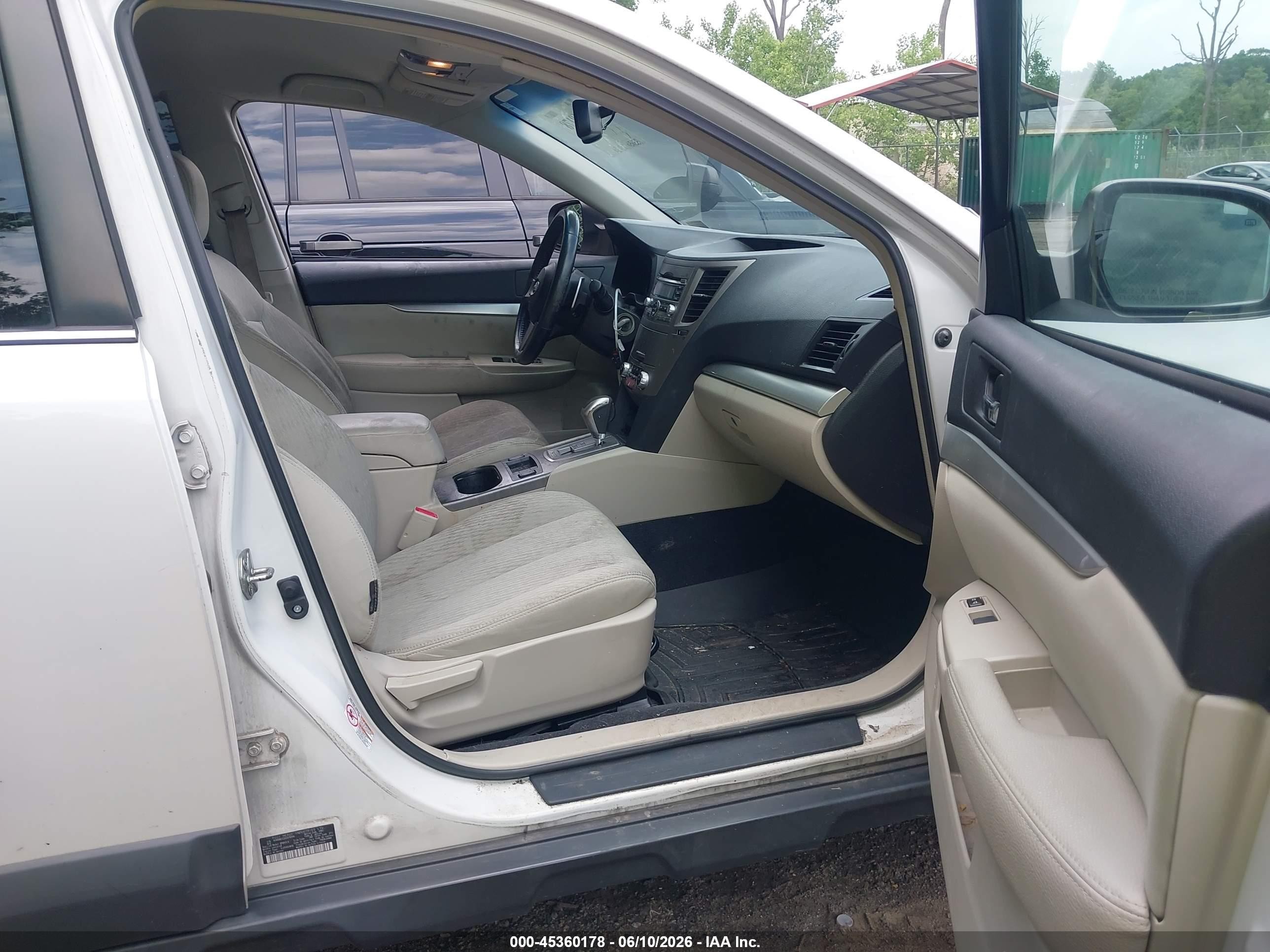 2010 Subaru Outback 2.5i Premium White vin: 4S4BRBCC2A3376548