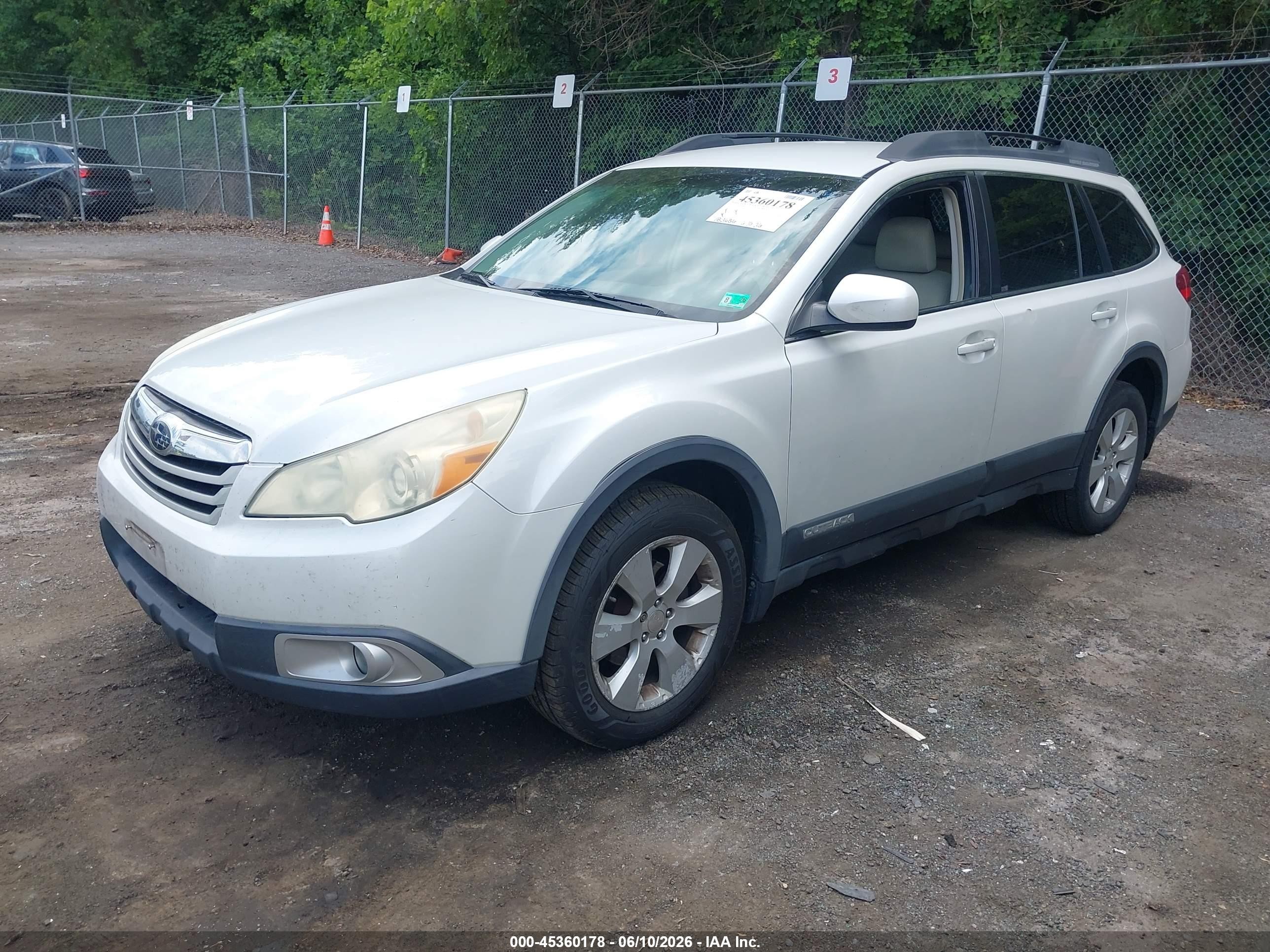2010 Subaru Outback 2.5i Premium White vin: 4S4BRBCC2A3376548