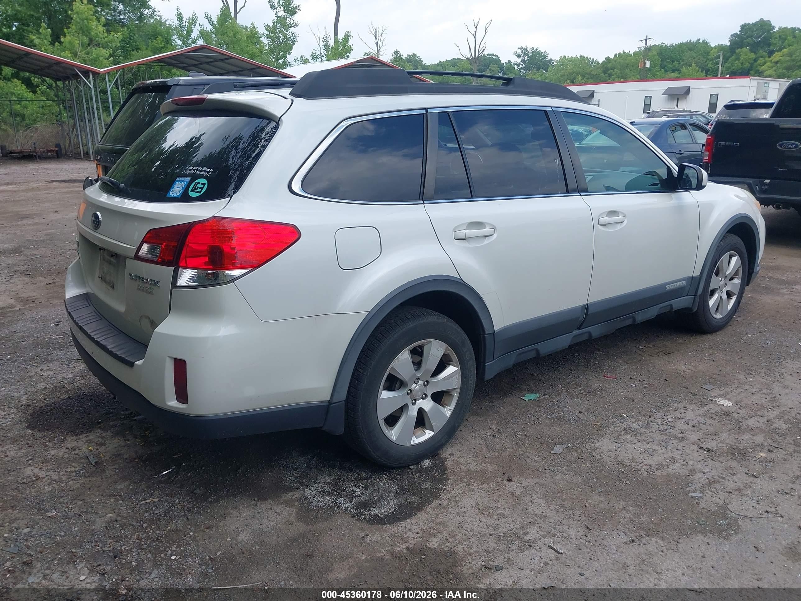 2010 Subaru Outback 2.5i Premium White vin: 4S4BRBCC2A3376548