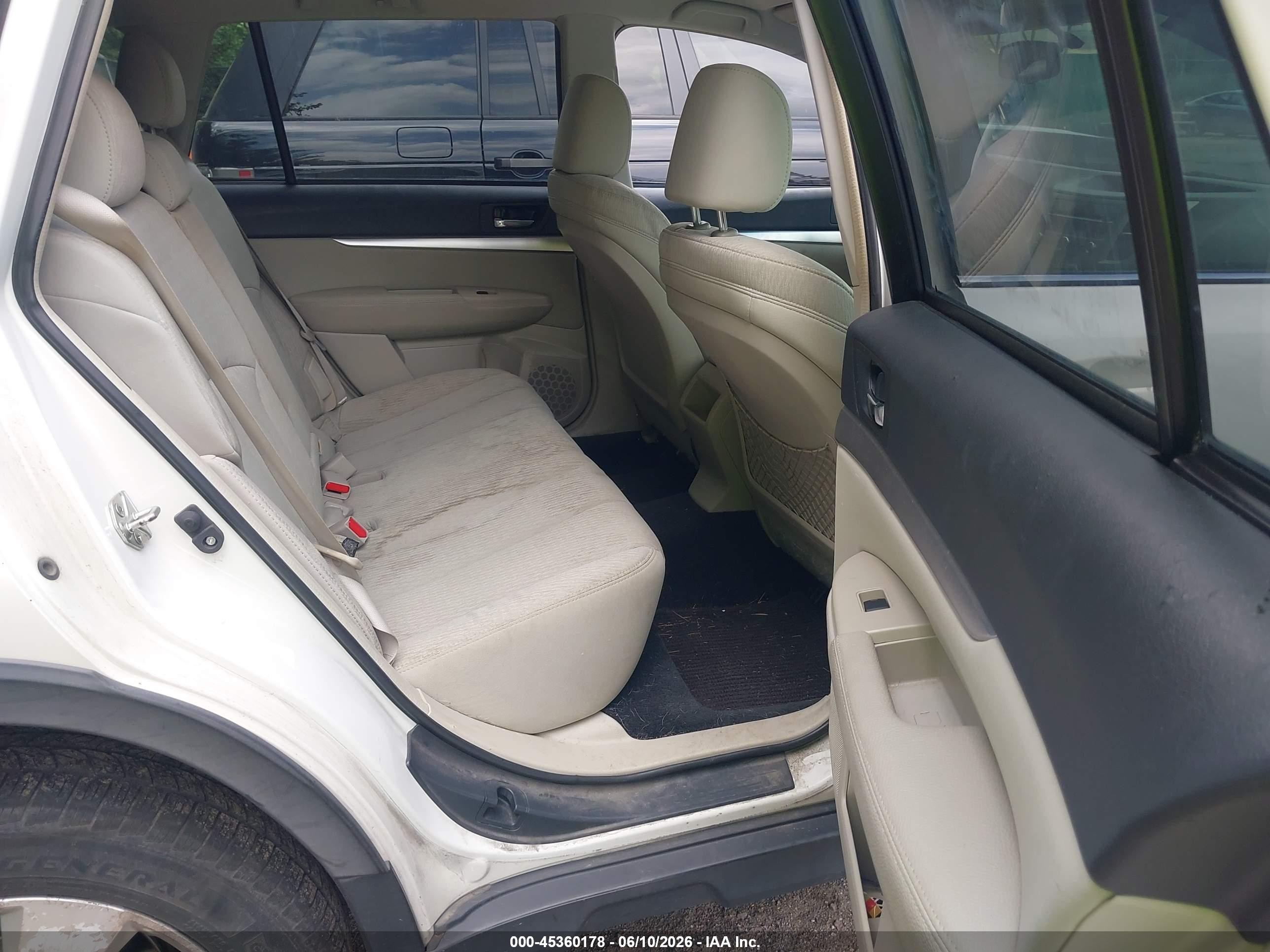 2010 Subaru Outback 2.5i Premium White vin: 4S4BRBCC2A3376548