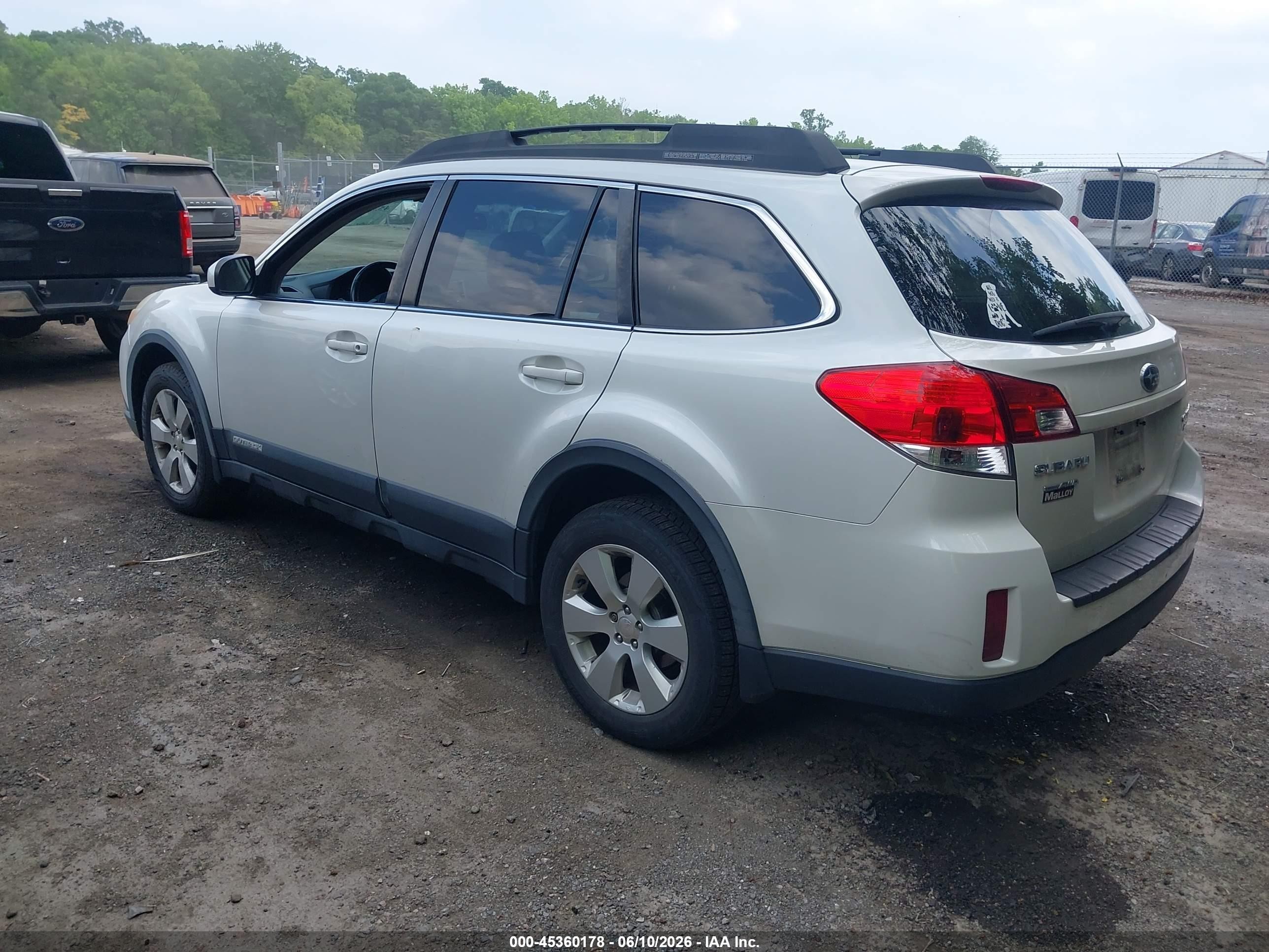 2010 Subaru Outback 2.5i Premium White vin: 4S4BRBCC2A3376548