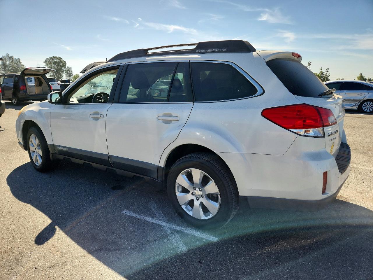 2011 Subaru Outback 2.5i Premium White vin: 4S4BRBCC2B3446616