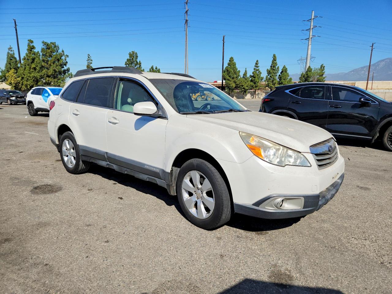 2011 Subaru Outback 2.5i Premium White vin: 4S4BRBCC2B3446616