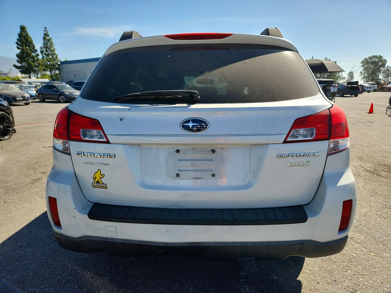2011 Subaru Outback 2.5i Premium White vin: 4S4BRBCC2B3446616