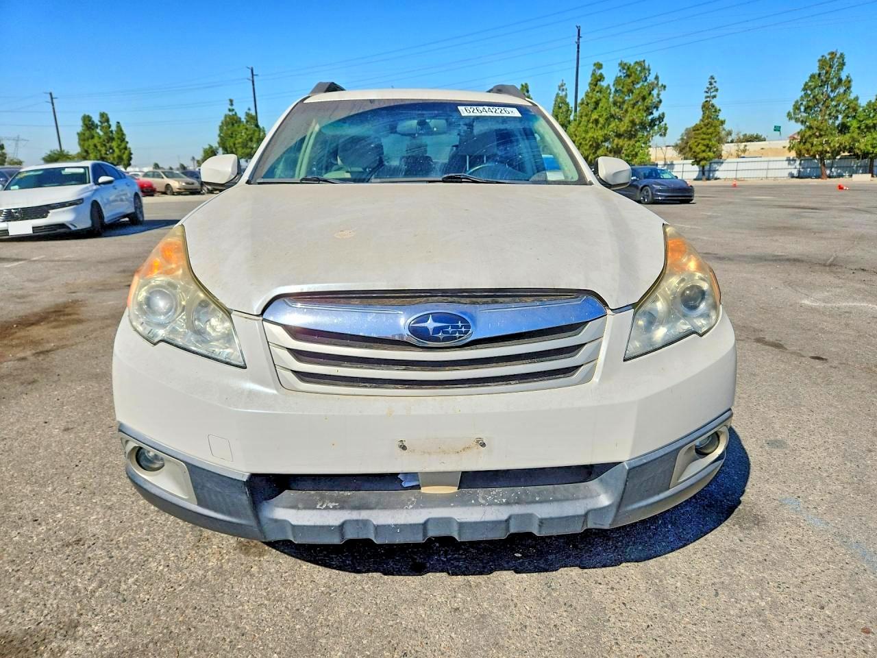 2011 Subaru Outback 2.5i Premium White vin: 4S4BRBCC2B3446616