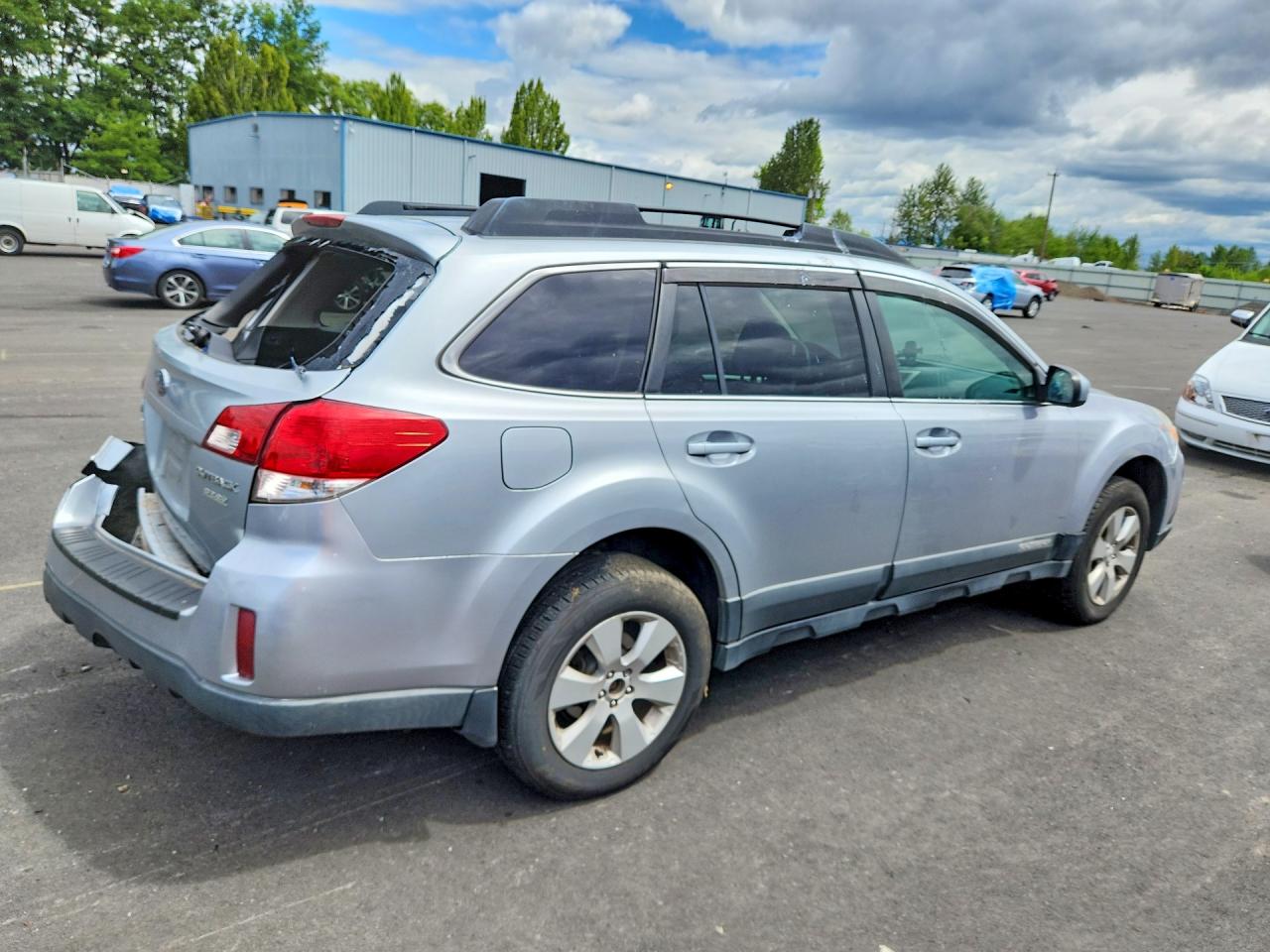 2012 Subaru Outback 2.5i Premium Silver vin: 4S4BRBCC2C3213756